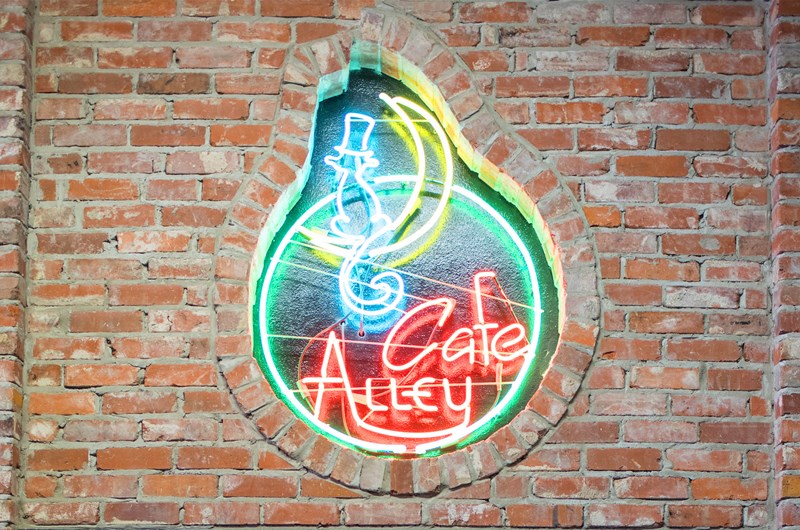 Caf  Alley 